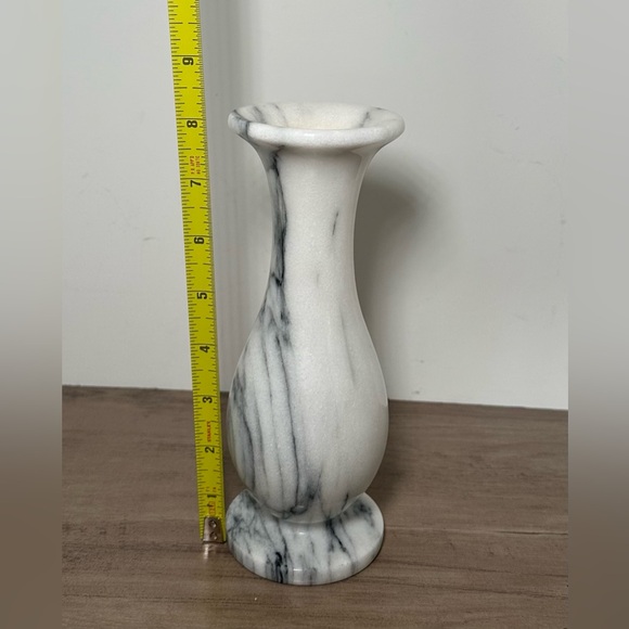 Carved Alabaster Bud Vase 8 Inches Gray &‎ White Decor. - Picture 7 of 7